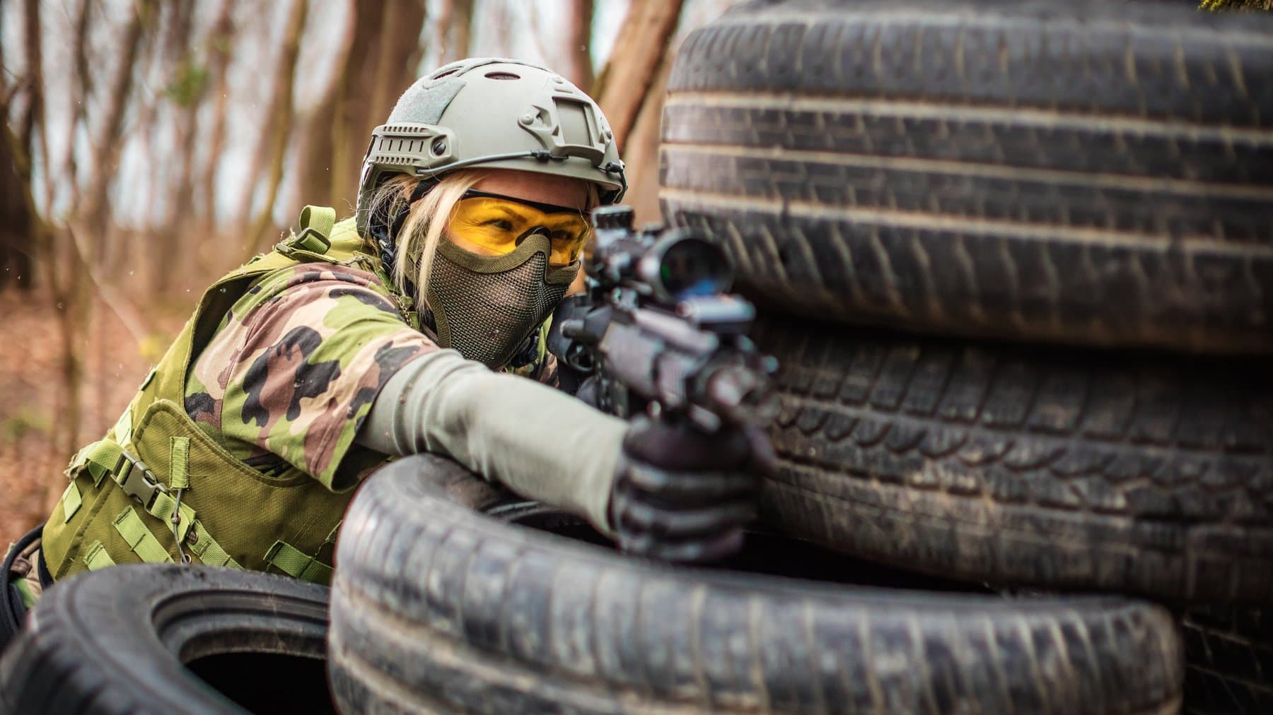 femme qui joue avec un pistolet à orbeez