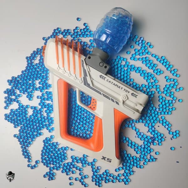 Strike Energy gel blaster de couleur blanc et orange prise en face