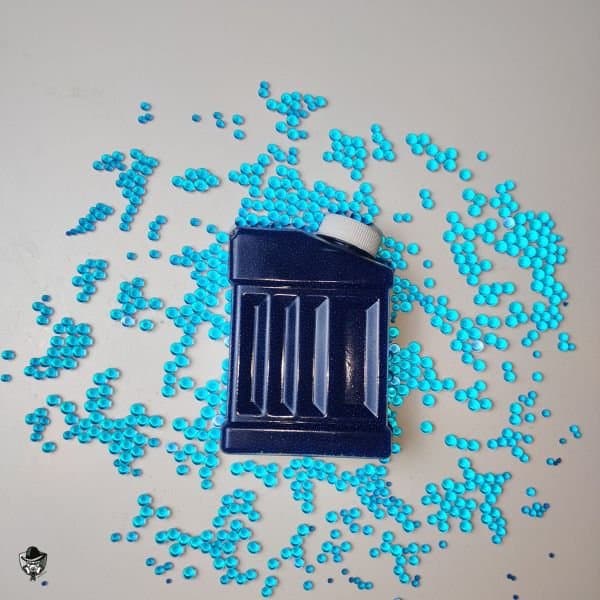billes d'orbeez bleus dans une boite en plastique