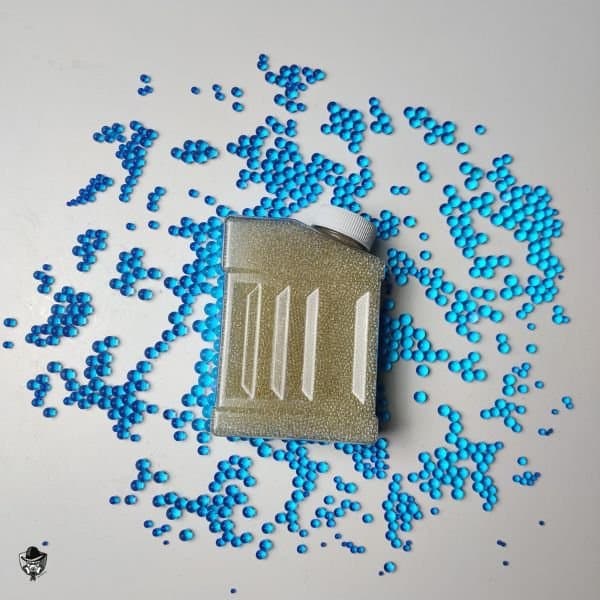 billes d'orbeez transparents dans une boite en plastique