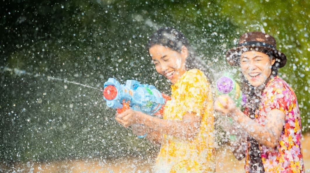 Des filles qui jouent avec des pistolets à eau et qui ont l'air très heureuses