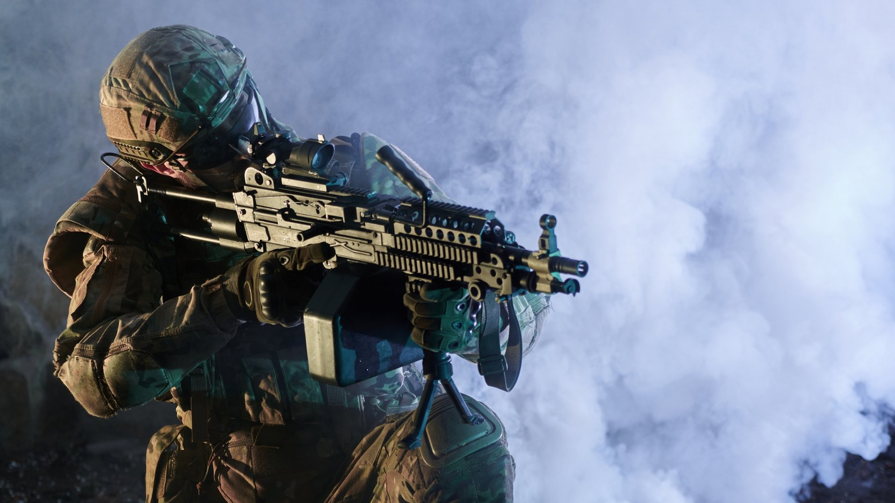 soldat avec gel blaster entouré de fumée